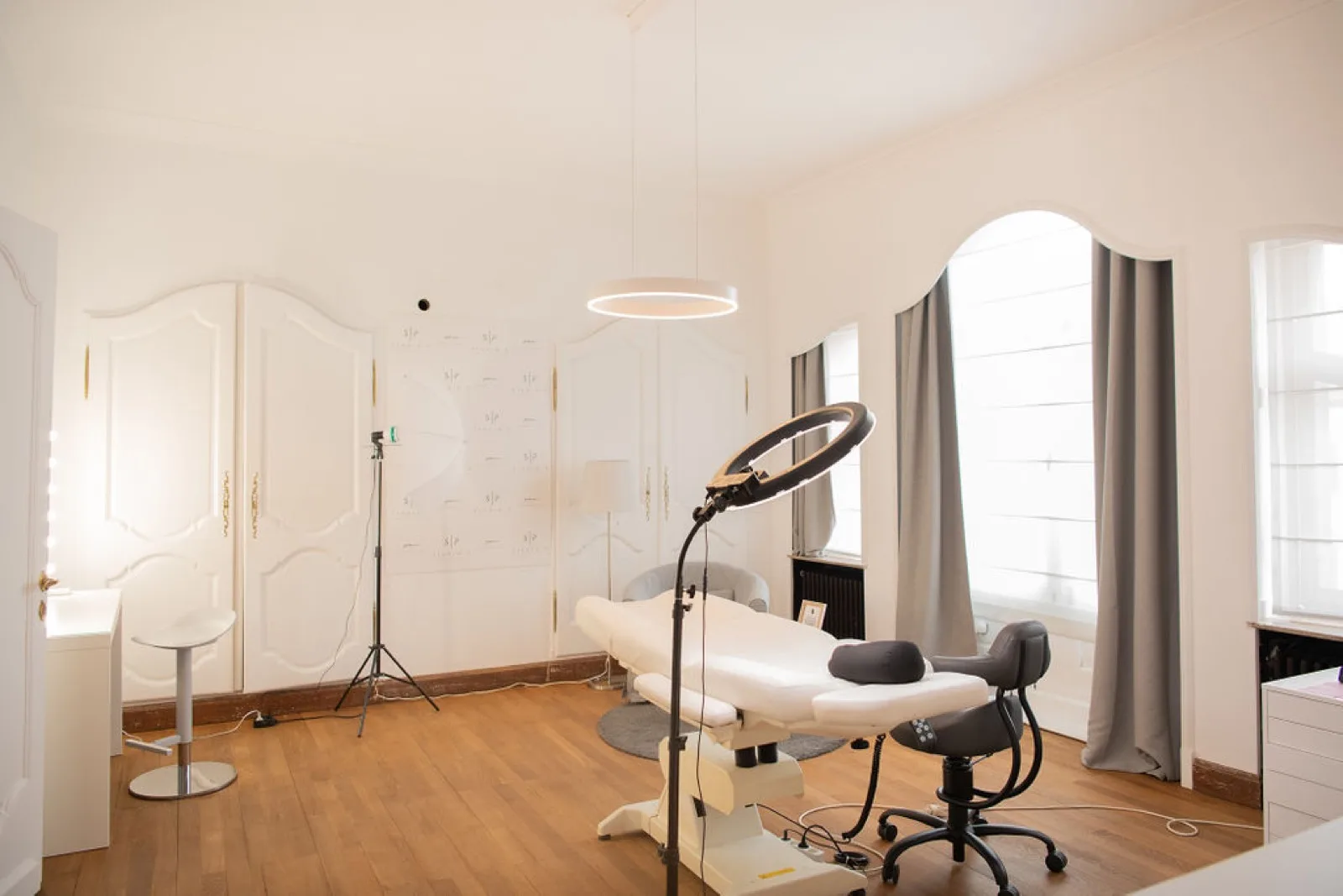 De serene behandelruimte van PMU Clinic in Eeklo