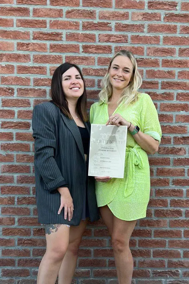 Patricia Mulders met haar certificaat van de masterclass bij Anna Kutsevolova in Luik