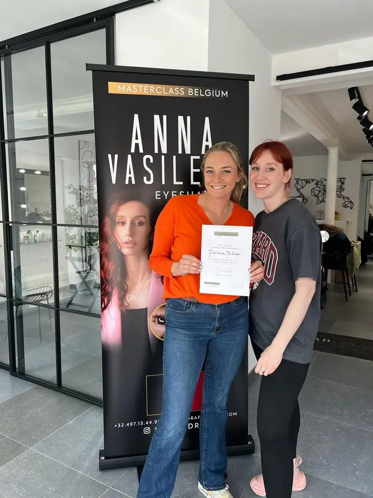 Patricia Mulders met haar certificaat van de masterclass shaded eyeliner bij Anna Vasileva