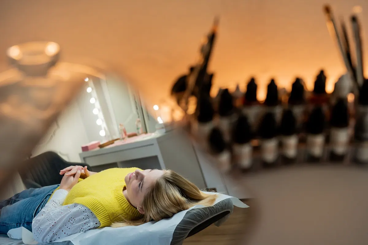 Klante tijdens een behandeling in warm strijklicht